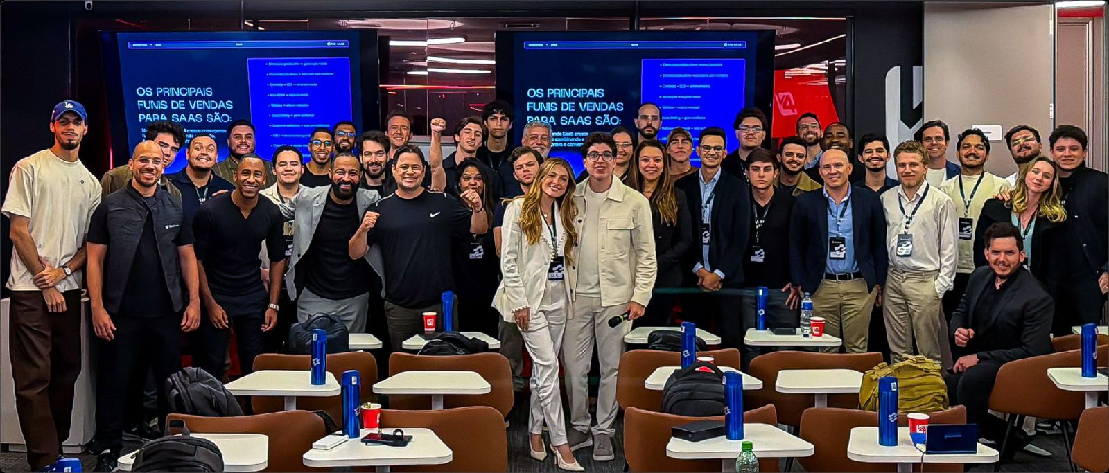 Gabriel Costa com uma turma de alunos